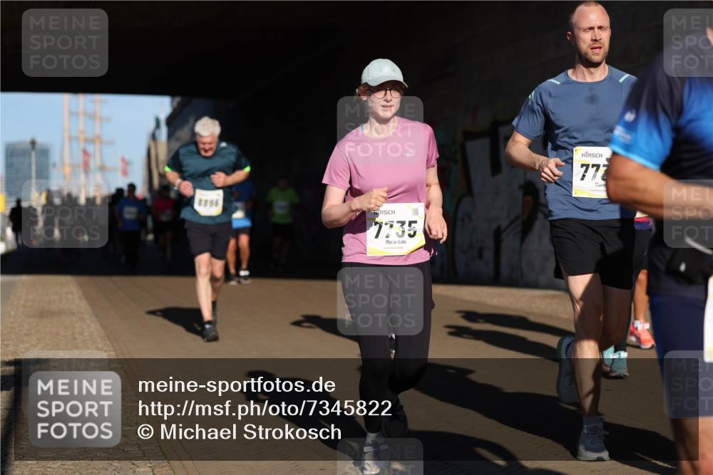 06.10.2024 - 19. swb-Marathon Bremen Michael Strokosch http://msf.ph/oto/7345822 06.10.2024 10:18:34 Laufen 8896, 7735, 777 meine-sportfotos.de