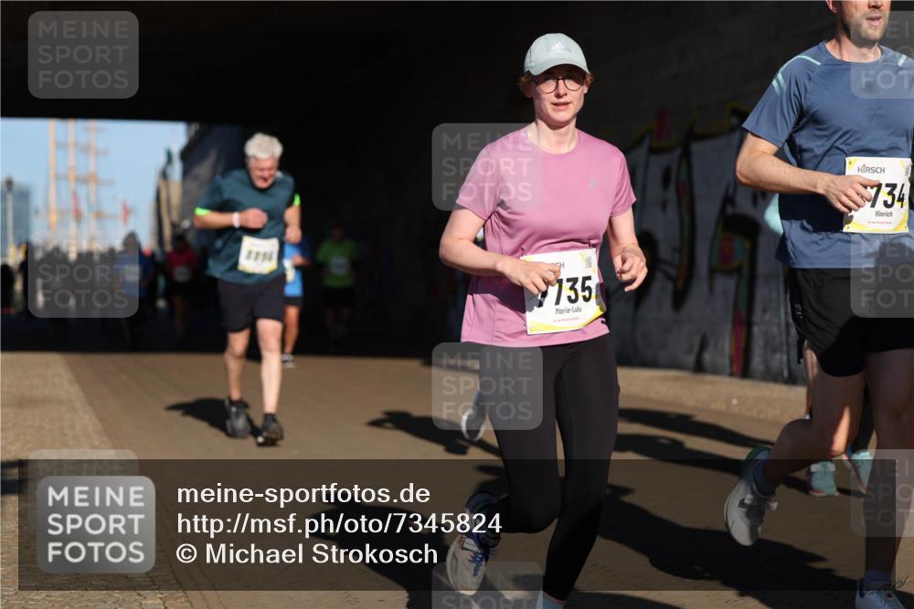 06.10.2024 - 19. swb-Marathon Bremen Michael Strokosch http://msf.ph/oto/7345824 06.10.2024 10:18:34 Laufen 735, 734 meine-sportfotos.de