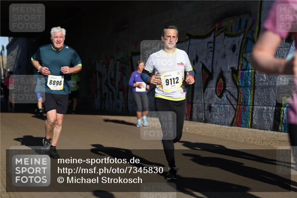 06.10.2024 - 19. swb-Marathon Bremen Michael Strokosch http://msf.ph/oto/7345830 06.10.2024 10:18:35 Laufen 8896, 9112 meine-sportfotos.de