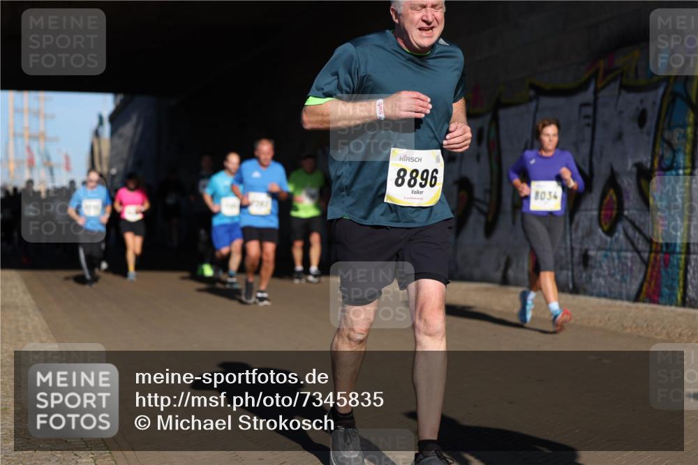 06.10.2024 - 19. swb-Marathon Bremen Michael Strokosch http://msf.ph/oto/7345835 06.10.2024 10:18:36 Laufen 8896, 8034 meine-sportfotos.de