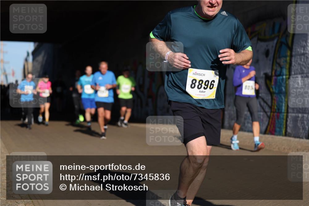 06.10.2024 - 19. swb-Marathon Bremen Michael Strokosch http://msf.ph/oto/7345836 06.10.2024 10:18:37 Laufen 8896, 80 meine-sportfotos.de