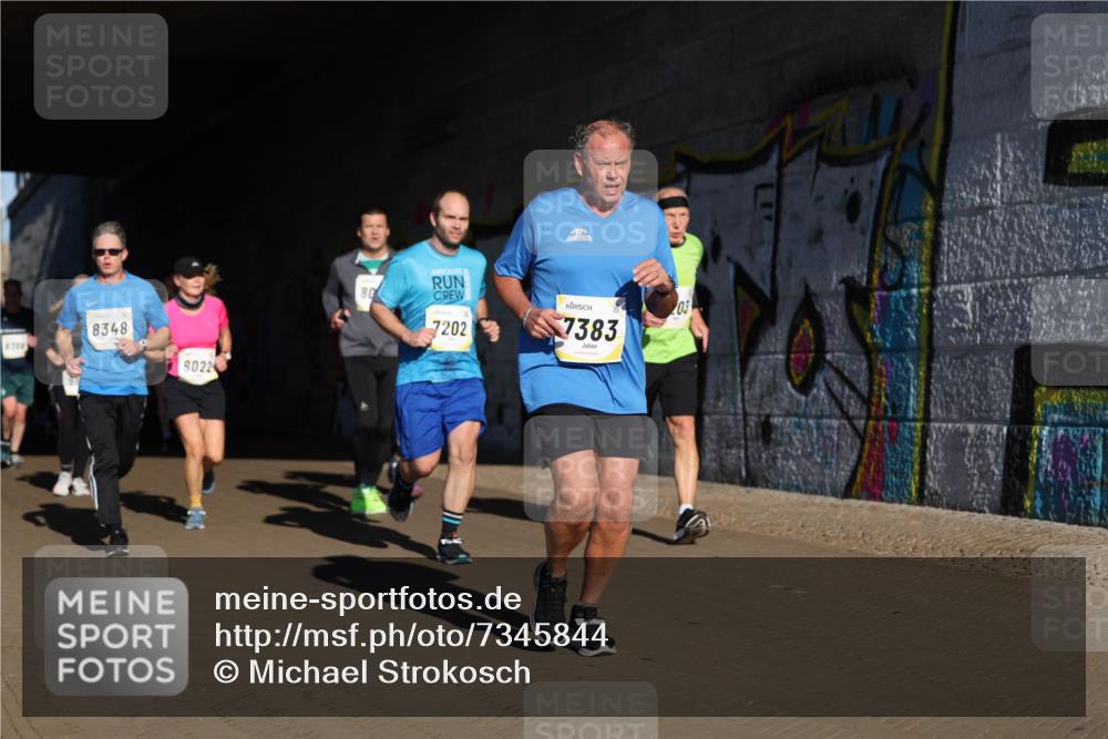 06.10.2024 - 19. swb-Marathon Bremen Michael Strokosch http://msf.ph/oto/7345844 06.10.2024 10:18:39 Laufen 8348, 8700, 8022, 80, 7202, 7383, 03 meine-sportfotos.de
