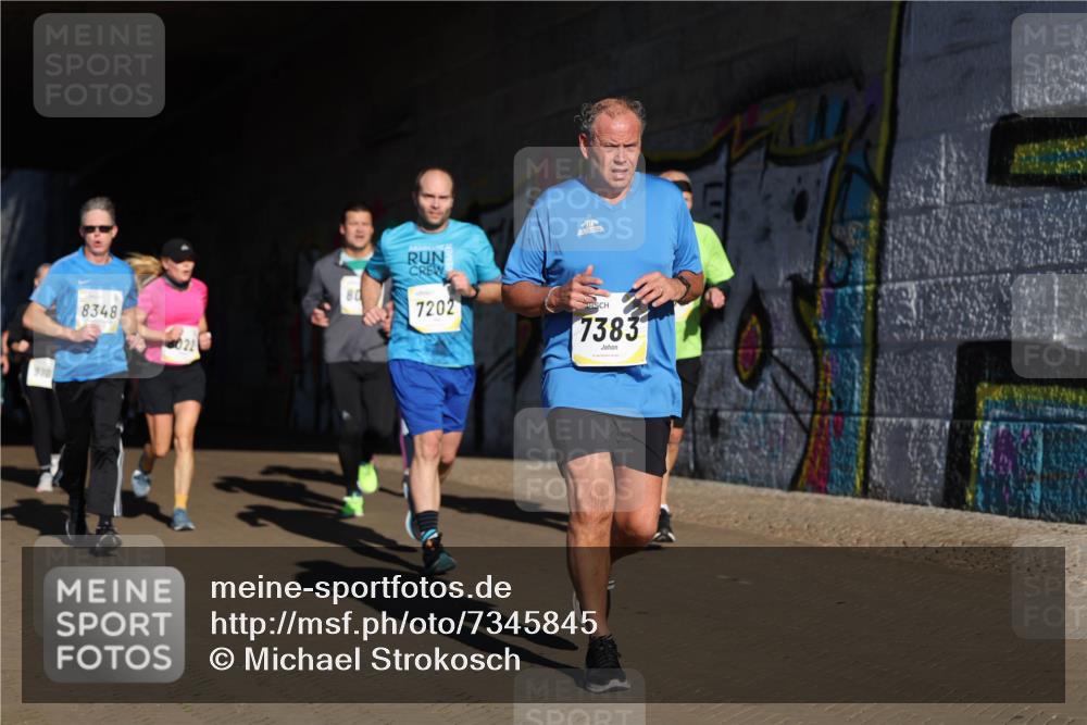 06.10.2024 - 19. swb-Marathon Bremen Michael Strokosch http://msf.ph/oto/7345845 06.10.2024 10:18:40 Laufen 910, 8348, 022, 80, 7202, 7383 meine-sportfotos.de