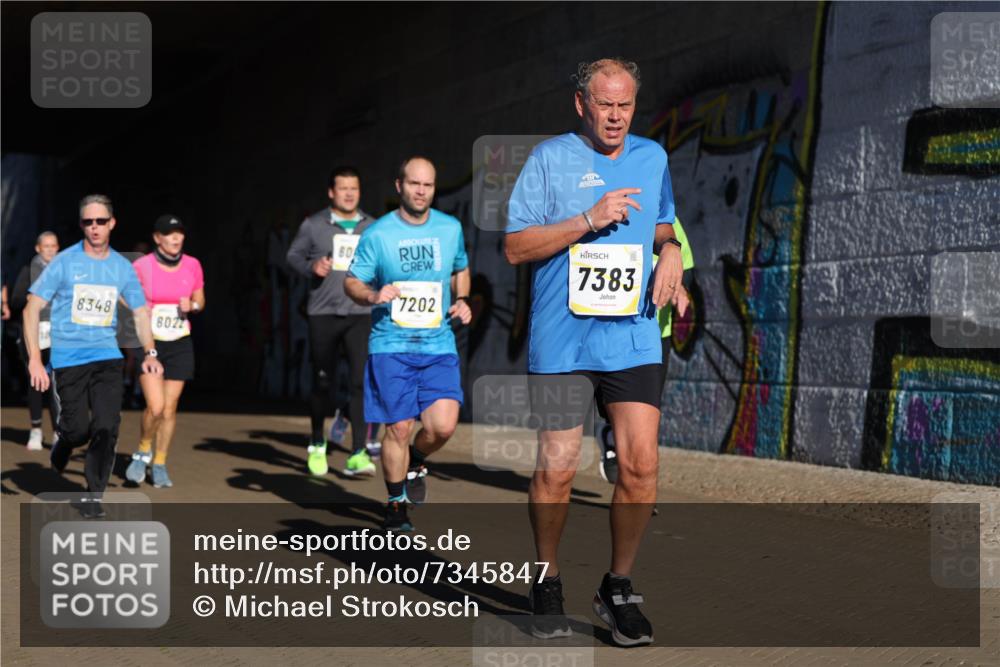 06.10.2024 - 19. swb-Marathon Bremen Michael Strokosch http://msf.ph/oto/7345847 06.10.2024 10:18:40 Laufen 8348, 8022, 80, 7202, 7383 meine-sportfotos.de