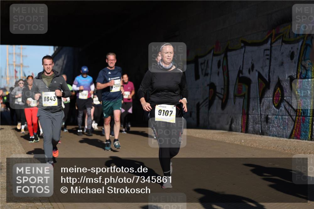 06.10.2024 - 19. swb-Marathon Bremen Michael Strokosch http://msf.ph/oto/7345861 06.10.2024 10:18:43 Laufen 8643, 7018, 308, 9107 meine-sportfotos.de