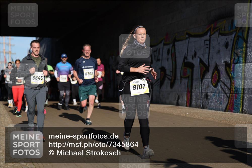 06.10.2024 - 19. swb-Marathon Bremen Michael Strokosch http://msf.ph/oto/7345864 06.10.2024 10:18:43 Laufen 8643, 7010, 8308, 9107 meine-sportfotos.de