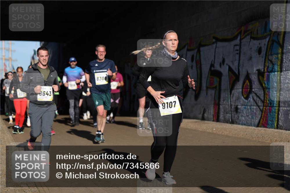 06.10.2024 - 19. swb-Marathon Bremen Michael Strokosch http://msf.ph/oto/7345866 06.10.2024 10:18:44 Laufen 8643, 8308, 9107 meine-sportfotos.de