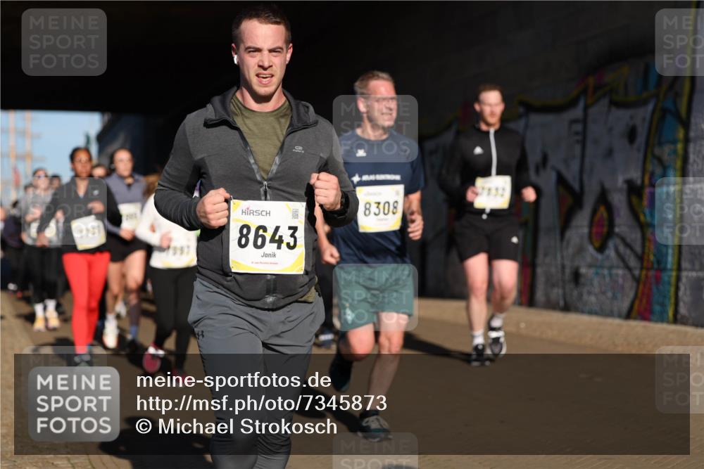 06.10.2024 - 19. swb-Marathon Bremen Michael Strokosch http://msf.ph/oto/7345873 06.10.2024 10:18:45 Laufen 7722, 8643, 8308, 7132 meine-sportfotos.de