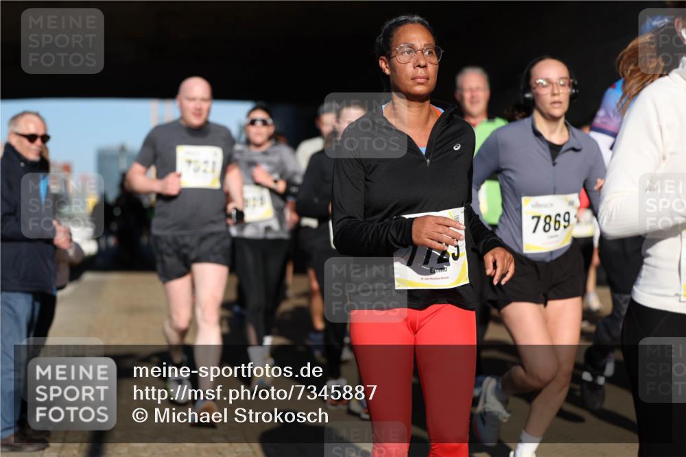 06.10.2024 - 19. swb-Marathon Bremen Michael Strokosch http://msf.ph/oto/7345887 06.10.2024 10:18:48 Laufen 7921, 7869 meine-sportfotos.de