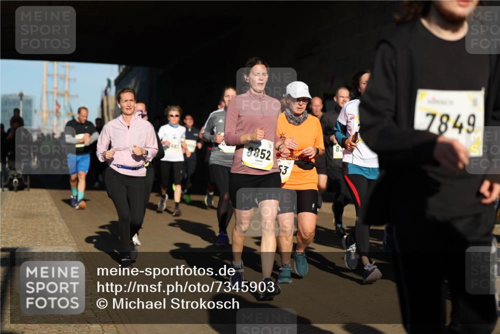06.10.2024 - 19. swb-Marathon Bremen Michael Strokosch http://msf.ph/oto/7345903 06.10.2024 10:18:51 Laufen 8852, 53, 8, 7849 meine-sportfotos.de