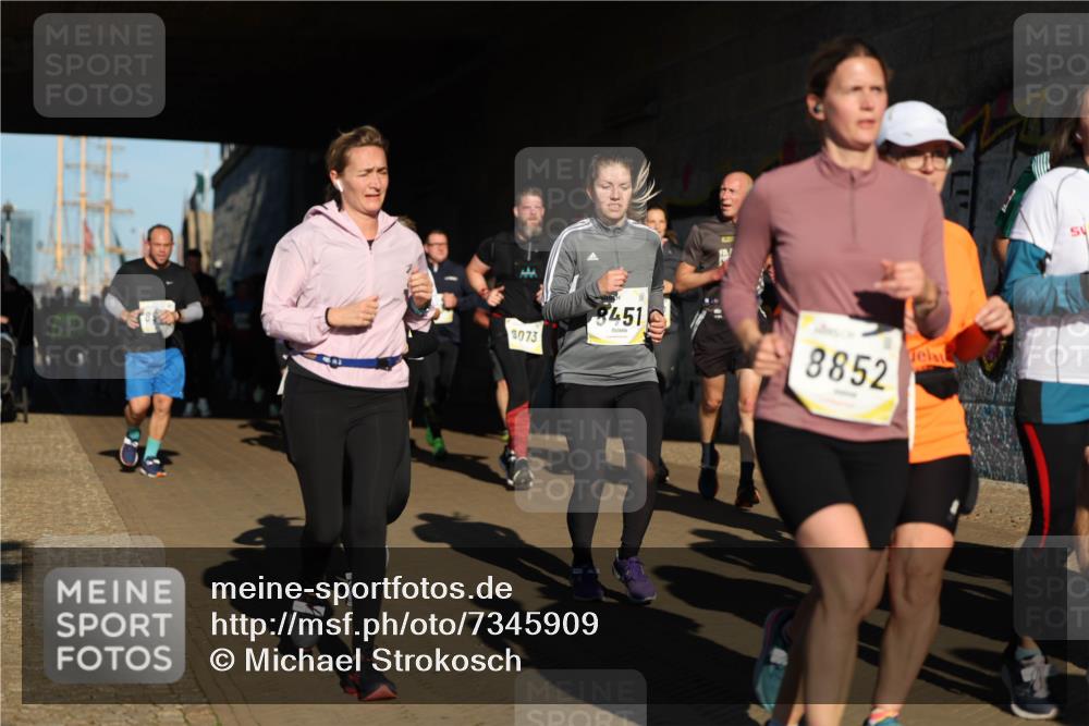 06.10.2024 - 19. swb-Marathon Bremen Michael Strokosch http://msf.ph/oto/7345909 06.10.2024 10:18:52 Laufen 3073, 8451, 8852 meine-sportfotos.de