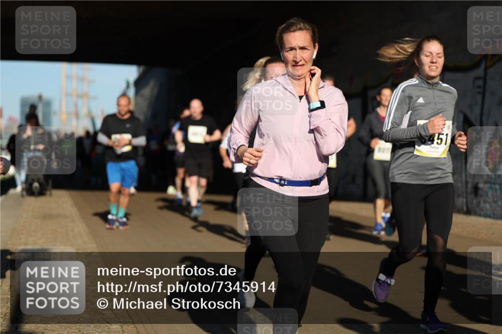 06.10.2024 - 19. swb-Marathon Bremen Michael Strokosch http://msf.ph/oto/7345914 06.10.2024 10:18:53 Laufen 451 meine-sportfotos.de