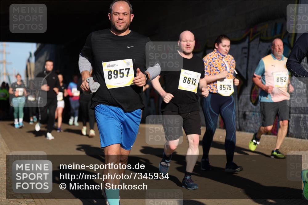 06.10.2024 - 19. swb-Marathon Bremen Michael Strokosch http://msf.ph/oto/7345934 06.10.2024 10:18:56 Laufen 8957, 8612, 8152, 8579 meine-sportfotos.de