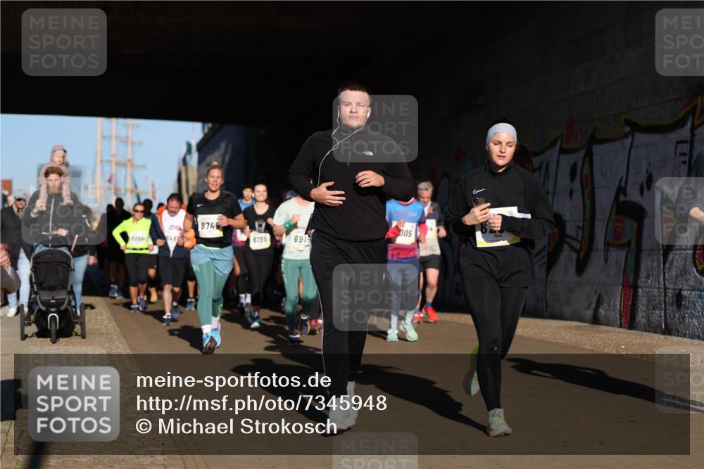 06.10.2024 - 19. swb-Marathon Bremen Michael Strokosch http://msf.ph/oto/7345948 06.10.2024 10:18:59 Laufen 8749, 005, 148, 8195, 6915 meine-sportfotos.de