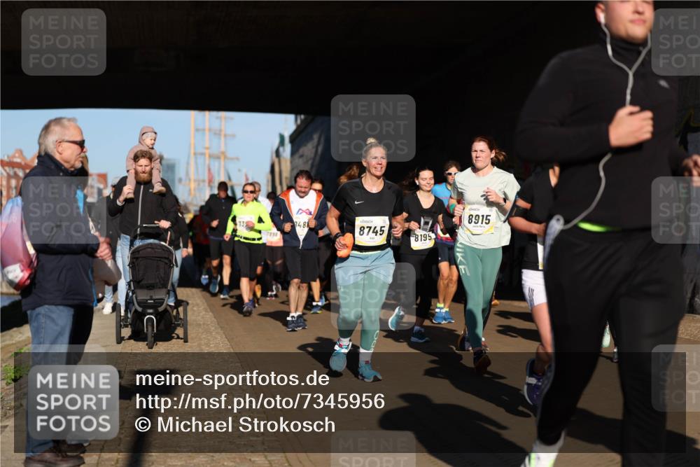 06.10.2024 - 19. swb-Marathon Bremen Michael Strokosch http://msf.ph/oto/7345956 06.10.2024 10:19:00 Laufen 7858, 348, 8745, 8195, 8915 meine-sportfotos.de