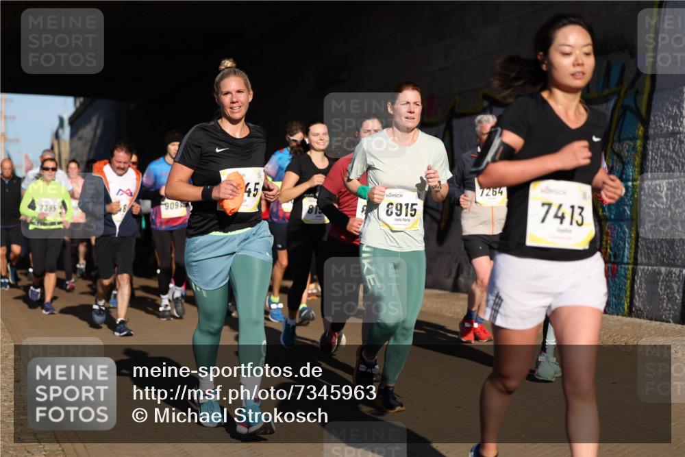06.10.2024 - 19. swb-Marathon Bremen Michael Strokosch http://msf.ph/oto/7345963 06.10.2024 10:19:01 Laufen 7395, 8, 909, 45, 8915, 7264, 7413 meine-sportfotos.de