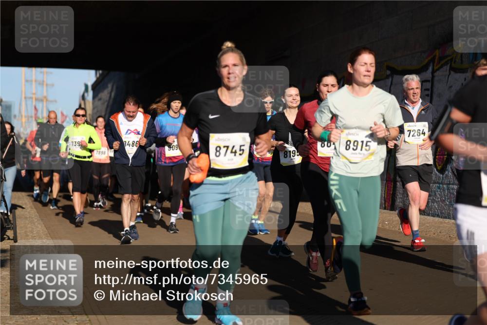 06.10.2024 - 19. swb-Marathon Bremen Michael Strokosch http://msf.ph/oto/7345965 06.10.2024 10:19:02 Laufen 739, 7898, 3486, 909, 8745, 819, 80, 8915, 7264 meine-sportfotos.de