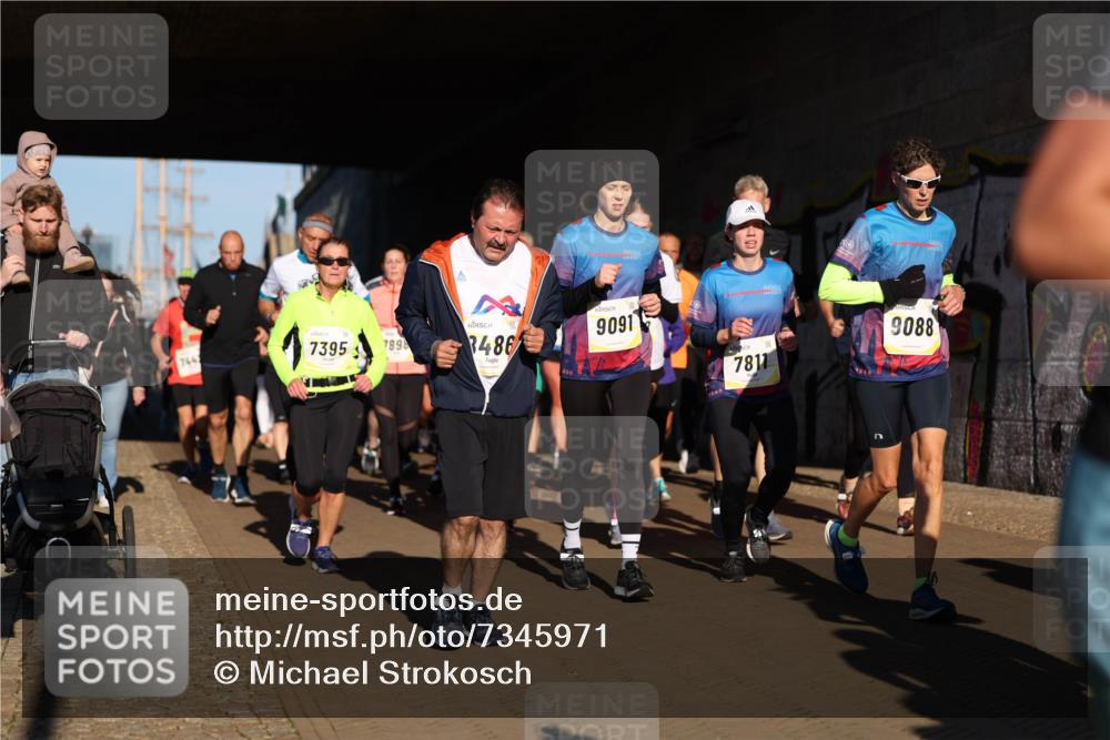 06.10.2024 - 19. swb-Marathon Bremen Michael Strokosch http://msf.ph/oto/7345971 06.10.2024 10:19:03 Laufen 766, 7395, 7898, 3486, 9091, 7811, 9088 meine-sportfotos.de