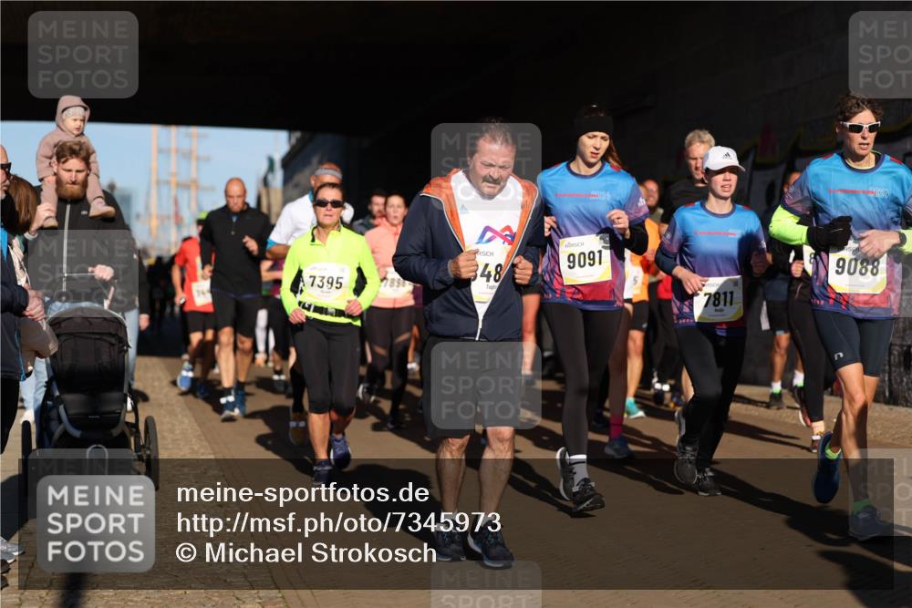 06.10.2024 - 19. swb-Marathon Bremen Michael Strokosch http://msf.ph/oto/7345973 06.10.2024 10:19:03 Laufen 744, 7395, 2024, 2022, 4024, 348, 9091, 7811, 909, 9088 meine-sportfotos.de