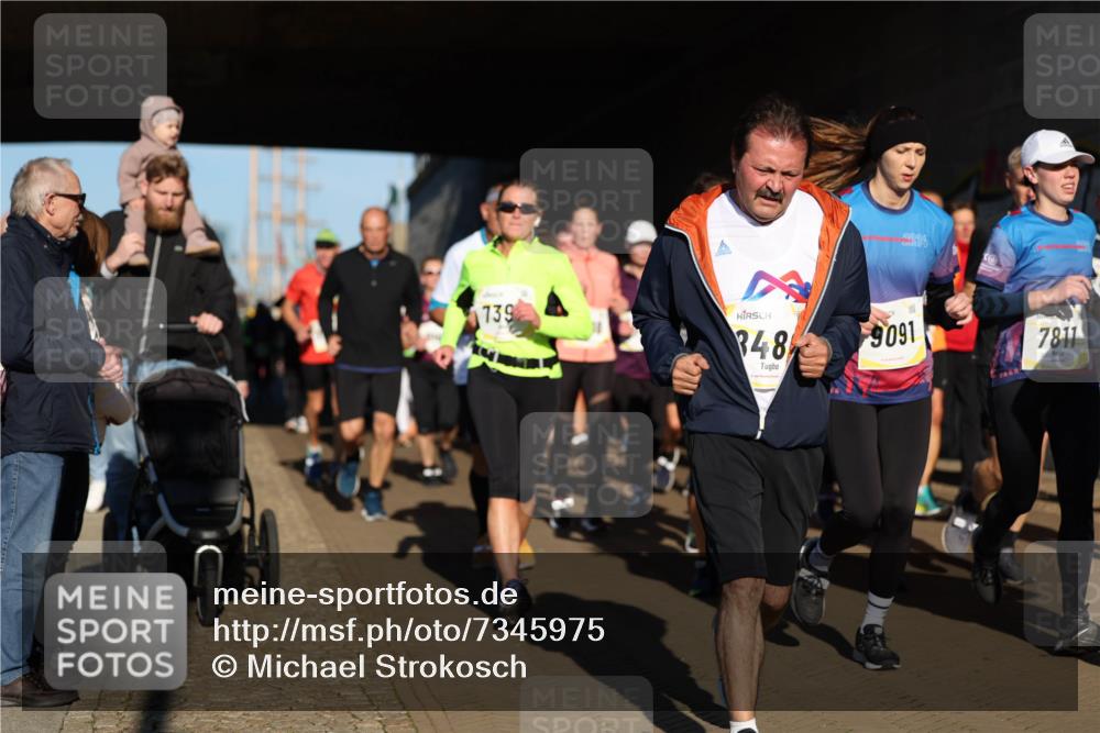 06.10.2024 - 19. swb-Marathon Bremen Michael Strokosch http://msf.ph/oto/7345975 06.10.2024 10:19:04 Laufen 2024, 739, 348, 9091, 7811 meine-sportfotos.de