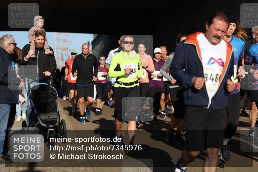 06.10.2024 - 19. swb-Marathon Bremen Michael Strokosch http://msf.ph/oto/7345976 06.10.2024 10:19:04 Laufen 718, 95, 8, 93, 3480, 024 meine-sportfotos.de