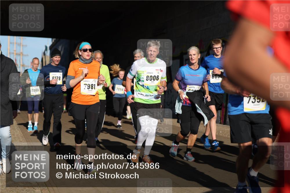 06.10.2024 - 19. swb-Marathon Bremen Michael Strokosch http://msf.ph/oto/7345986 06.10.2024 10:19:09 Laufen 7969, 8178, 7981, 7656, 24, 860, 8006, 7354 meine-sportfotos.de