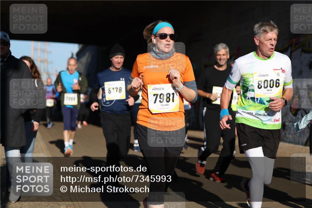 06.10.2024 - 19. swb-Marathon Bremen Michael Strokosch http://msf.ph/oto/7345993 06.10.2024 10:19:10 Laufen 8178, 7981, 8006 meine-sportfotos.de