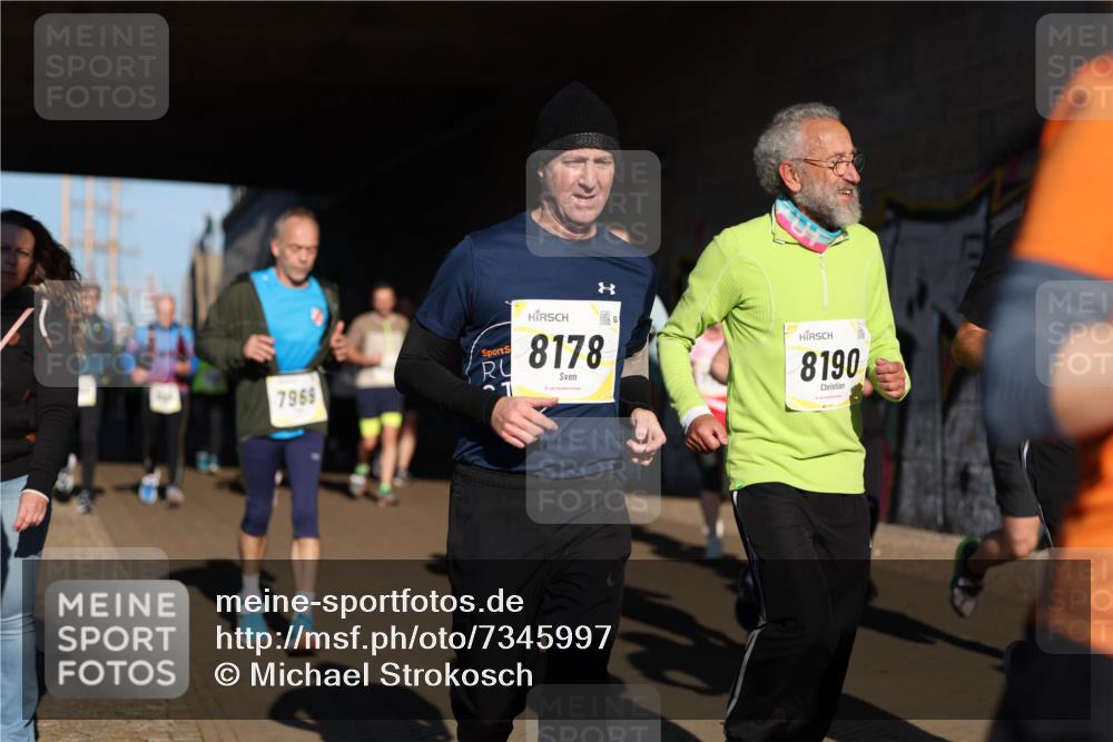 06.10.2024 - 19. swb-Marathon Bremen Michael Strokosch http://msf.ph/oto/7345997 06.10.2024 10:19:11 Laufen 7969, 8178, 8190 meine-sportfotos.de