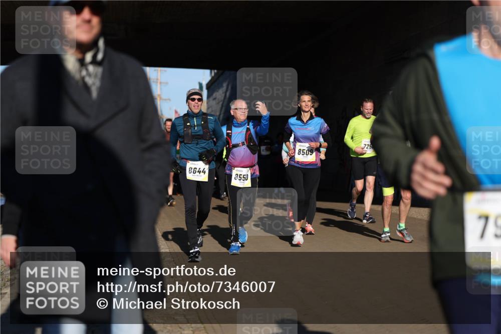06.10.2024 - 19. swb-Marathon Bremen Michael Strokosch http://msf.ph/oto/7346007 06.10.2024 10:19:14 Laufen 8644, 8550, 8509, 725, 79 meine-sportfotos.de