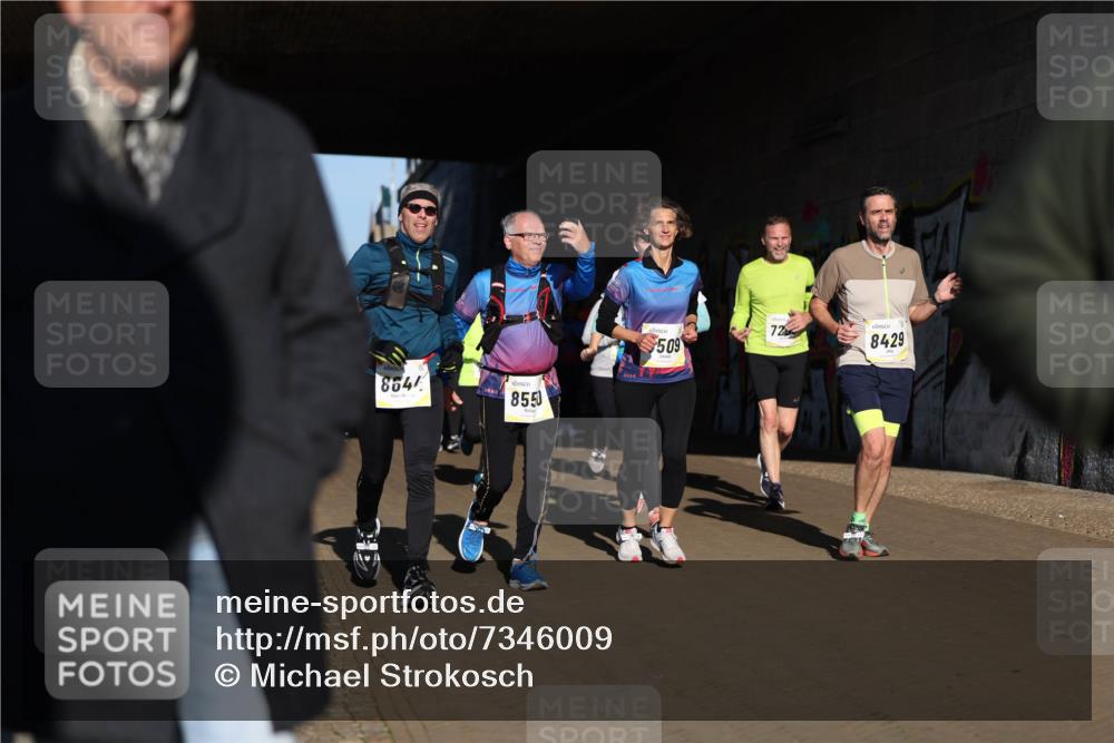 06.10.2024 - 19. swb-Marathon Bremen Michael Strokosch http://msf.ph/oto/7346009 06.10.2024 10:19:14 Laufen 8644, 8550, 509, 72, 8429 meine-sportfotos.de