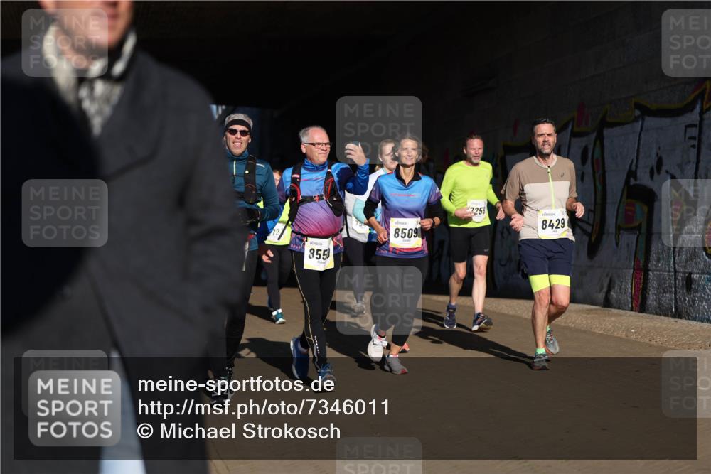 06.10.2024 - 19. swb-Marathon Bremen Michael Strokosch http://msf.ph/oto/7346011 06.10.2024 10:19:15 Laufen 8550, 15, 8509, 7258, 8429 meine-sportfotos.de