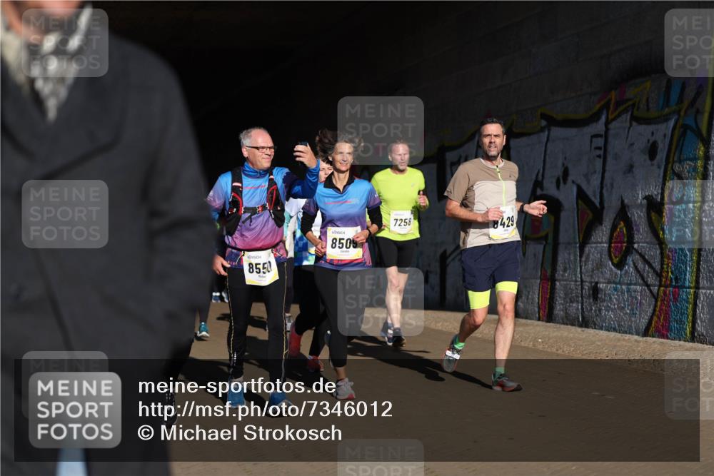 06.10.2024 - 19. swb-Marathon Bremen Michael Strokosch http://msf.ph/oto/7346012 06.10.2024 10:19:15 Laufen 8550, 8509, 7258, 8429 meine-sportfotos.de
