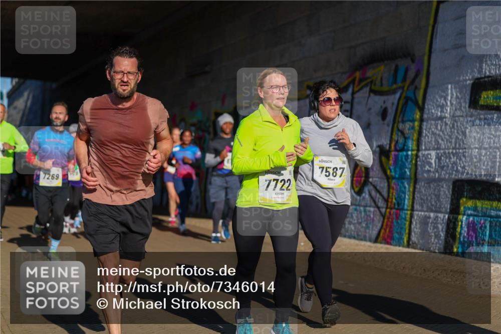 06.10.2024 - 19. swb-Marathon Bremen Michael Strokosch http://msf.ph/oto/7346014 06.10.2024 10:19:18 Laufen 7269, 7722, 7587 meine-sportfotos.de
