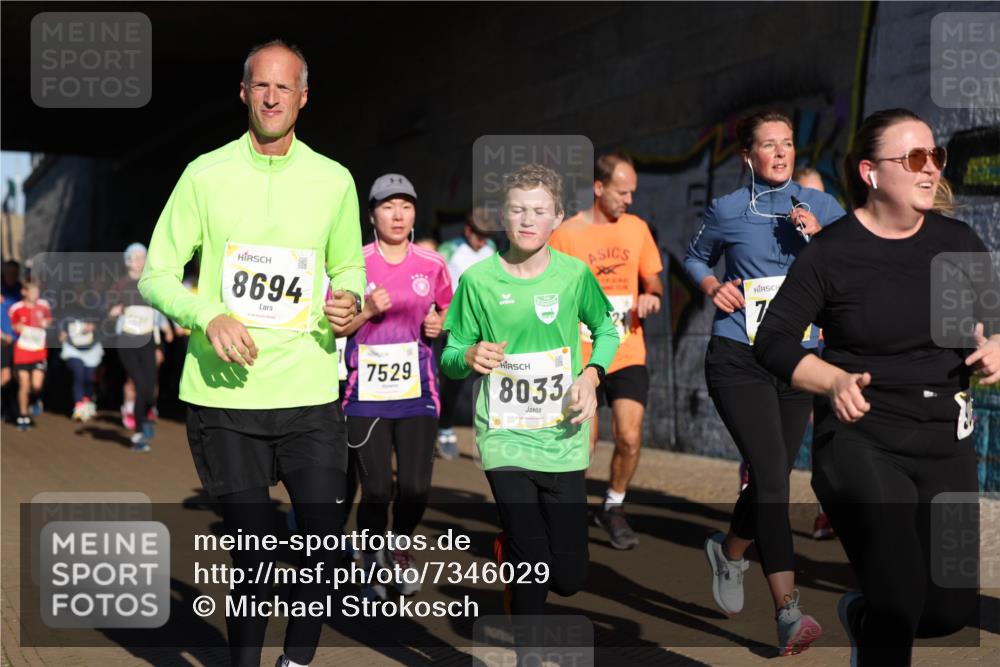 06.10.2024 - 19. swb-Marathon Bremen Michael Strokosch http://msf.ph/oto/7346029 06.10.2024 10:19:21 Laufen 8694, 7529, 8033, 7 meine-sportfotos.de