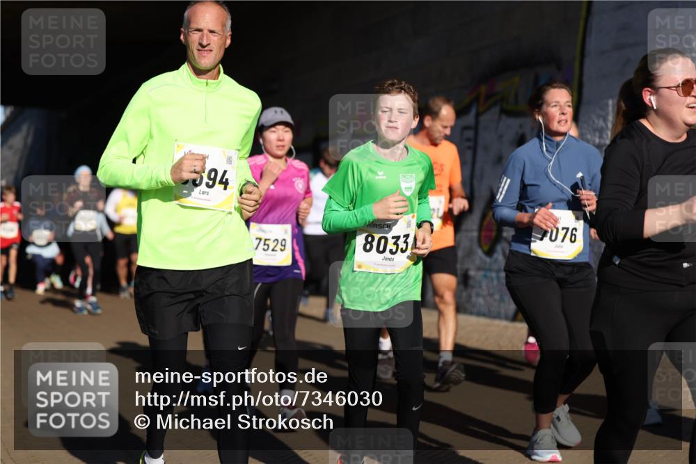 06.10.2024 - 19. swb-Marathon Bremen Michael Strokosch http://msf.ph/oto/7346030 06.10.2024 10:19:22 Laufen 56, 94, 7529, 8033, 076 meine-sportfotos.de
