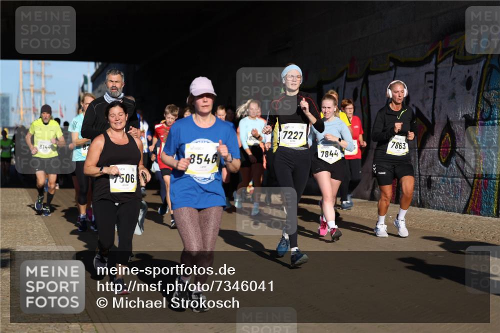 06.10.2024 - 19. swb-Marathon Bremen Michael Strokosch http://msf.ph/oto/7346041 06.10.2024 10:19:24 Laufen 8144, 7506, 8546, 80, 7227, 7863, 7844 meine-sportfotos.de
