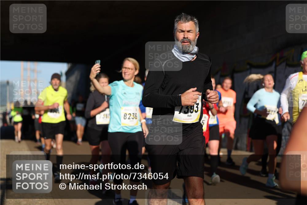 06.10.2024 - 19. swb-Marathon Bremen Michael Strokosch http://msf.ph/oto/7346054 06.10.2024 10:19:26 Laufen 581, 8236, 1393, 73 meine-sportfotos.de