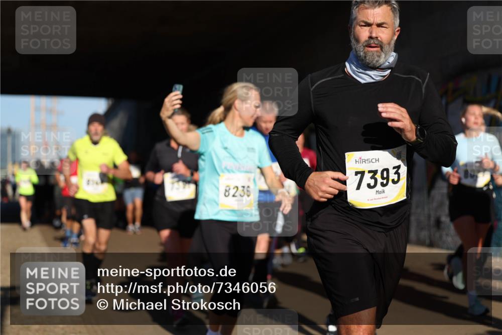06.10.2024 - 19. swb-Marathon Bremen Michael Strokosch http://msf.ph/oto/7346056 06.10.2024 10:19:27 Laufen 8236, 7393, 80 meine-sportfotos.de