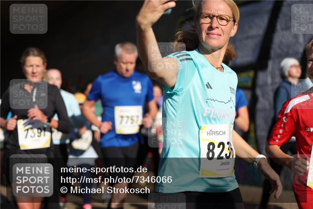 06.10.2024 - 19. swb-Marathon Bremen Michael Strokosch http://msf.ph/oto/7346066 06.10.2024 10:19:28 Laufen 7391, 7757, 823, 19 meine-sportfotos.de