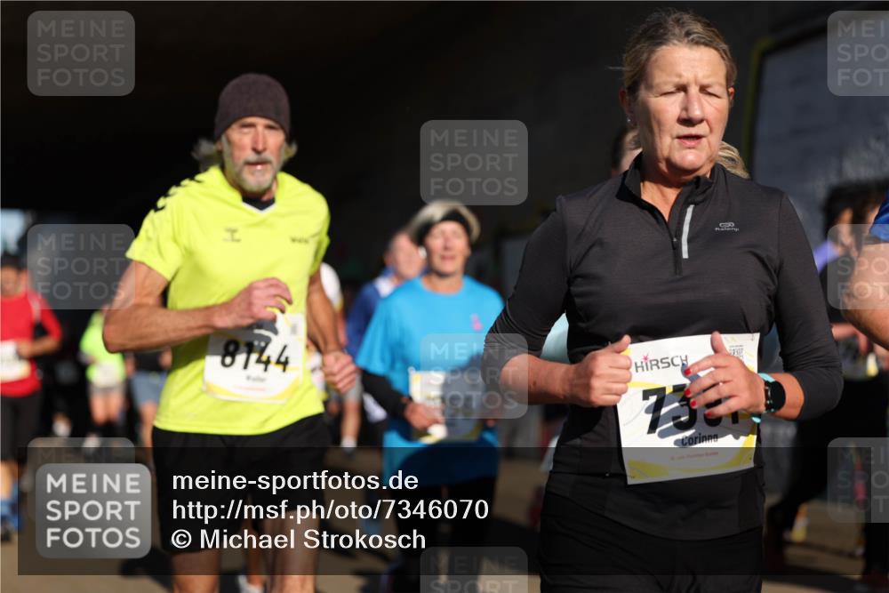 06.10.2024 - 19. swb-Marathon Bremen Michael Strokosch http://msf.ph/oto/7346070 06.10.2024 10:19:29 Laufen 8144, 7156, 18 meine-sportfotos.de