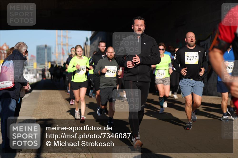 06.10.2024 - 19. swb-Marathon Bremen Michael Strokosch http://msf.ph/oto/7346087 06.10.2024 10:19:32 Laufen 7971, 8270, 7321, 7977, 242 meine-sportfotos.de