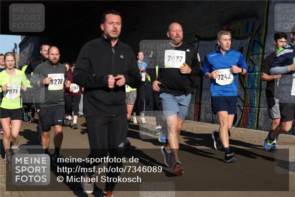 06.10.2024 - 19. swb-Marathon Bremen Michael Strokosch http://msf.ph/oto/7346089 06.10.2024 10:19:33 Laufen 7971, 8270, 9367, 7977, 7242 meine-sportfotos.de
