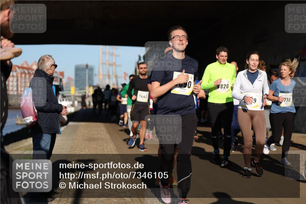 06.10.2024 - 19. swb-Marathon Bremen Michael Strokosch http://msf.ph/oto/7346105 06.10.2024 10:19:36 Laufen 7443, 8820, 718 meine-sportfotos.de