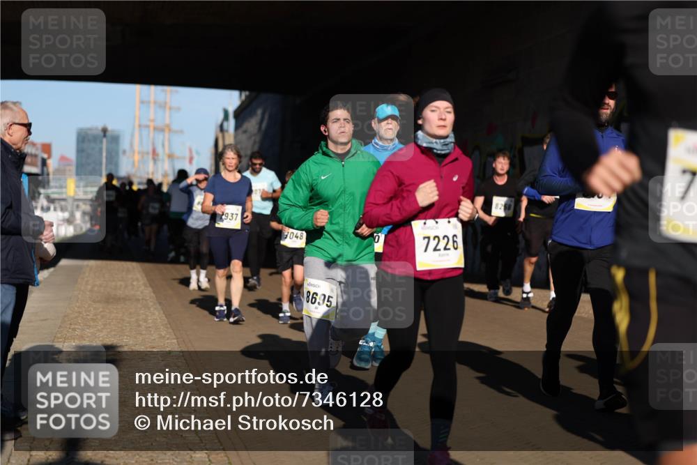 06.10.2024 - 19. swb-Marathon Bremen Michael Strokosch http://msf.ph/oto/7346128 06.10.2024 10:19:39 Laufen 937, 048, 8695, 7226, 8258 meine-sportfotos.de