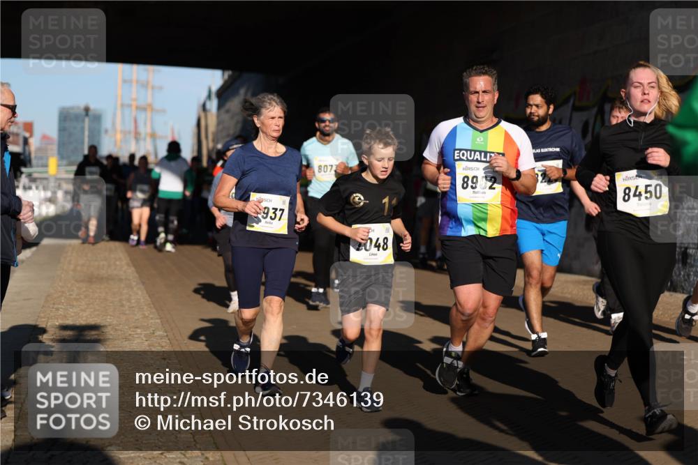 06.10.2024 - 19. swb-Marathon Bremen Michael Strokosch http://msf.ph/oto/7346139 06.10.2024 10:19:42 Laufen 8073, 937, 048, 8902, 8450 meine-sportfotos.de