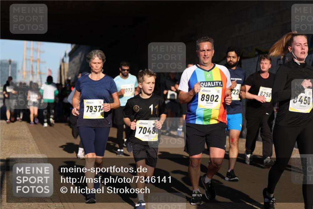 06.10.2024 - 19. swb-Marathon Bremen Michael Strokosch http://msf.ph/oto/7346141 06.10.2024 10:19:42 Laufen 7937, 073, 8902, 22, 7048, 8258, 8450 meine-sportfotos.de
