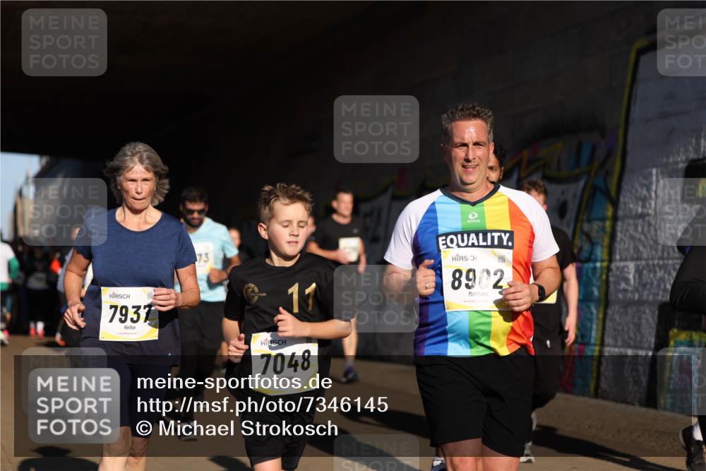 06.10.2024 - 19. swb-Marathon Bremen Michael Strokosch http://msf.ph/oto/7346145 06.10.2024 10:19:43 Laufen 7937, 73, 11, 7048, 8902 meine-sportfotos.de