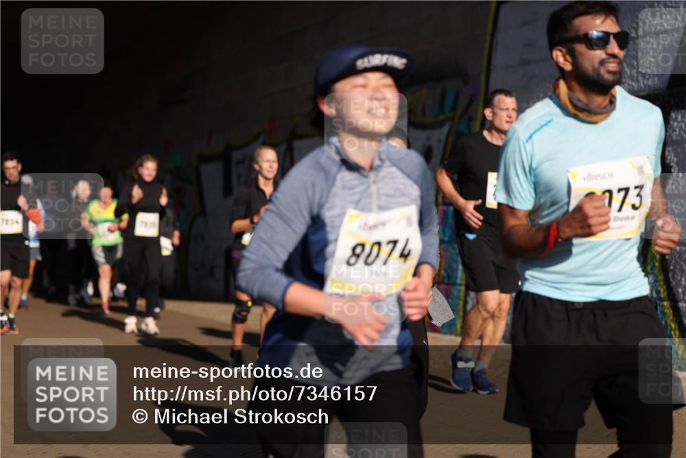 06.10.2024 - 19. swb-Marathon Bremen Michael Strokosch http://msf.ph/oto/7346157 06.10.2024 10:19:45 Laufen 7834, 8074, 173 meine-sportfotos.de