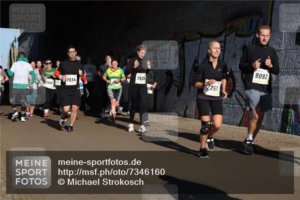 06.10.2024 - 19. swb-Marathon Bremen Michael Strokosch http://msf.ph/oto/7346160 06.10.2024 10:19:46 Laufen 637686, 7034, 8370, 7834, 7939, 804, 7251, 9092 meine-sportfotos.de