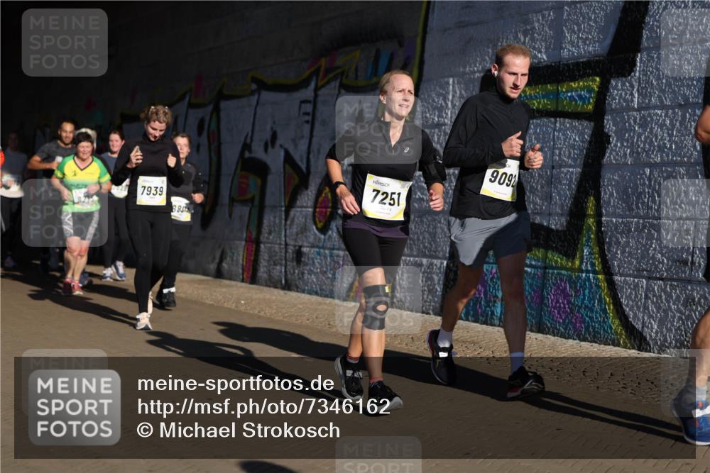 06.10.2024 - 19. swb-Marathon Bremen Michael Strokosch http://msf.ph/oto/7346162 06.10.2024 10:19:46 Laufen 7939, 880, 7251, 9092 meine-sportfotos.de